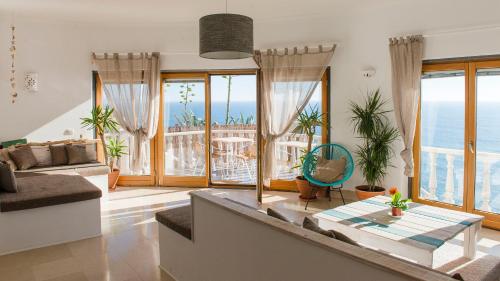 ห้องส่วนกลางสำหรับนั่งเล่น/ดูทีวี, Laneez Ericeira Surf House in เซาท์บีช