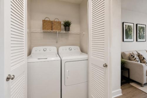 The Victory Luxe Modern Dallas 1BR - image 2