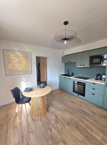 Nouveau ! L'escale de Vigon, Appartement neuf entre bourg et plage, climatisé, wifi, parking, linge et ménage en fin de séjour compris