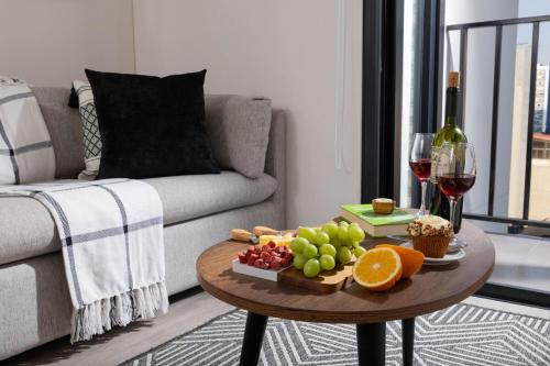 Sleek Modern 1BR w,Balcon WIFI POOL & GYM