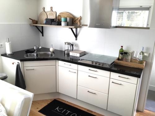 Konyha, Place2BEach-Bungalow in Verspreide huizen Langeveld