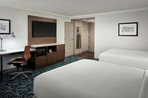 2 queen beds, 1 sofa bed