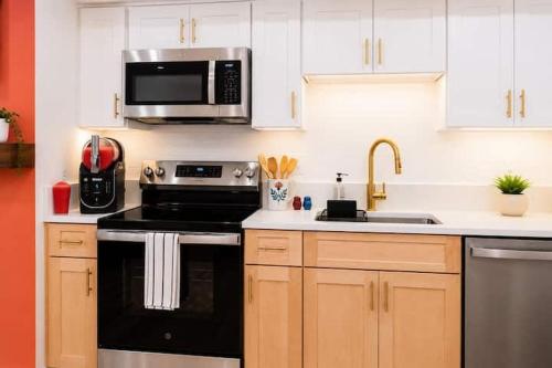 Modern Studio Near Logan with Private Entrance in Logan Airport