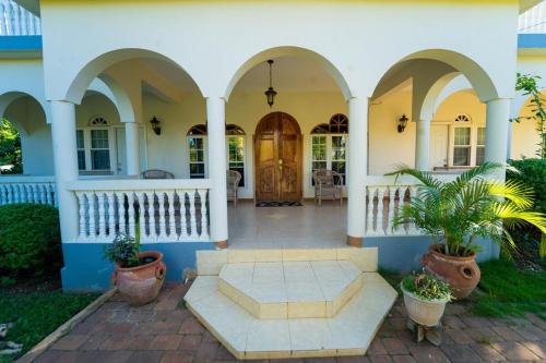 Vacation Rental Coral Spring, Falmouth JAM 8 BDRM in Corral Spring