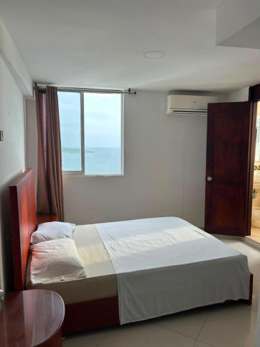 Comfortable apartment with spectacular ocean views