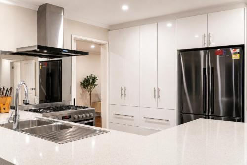 Relaxing 4BR Wantirna Home Everything You Need in 萬提那