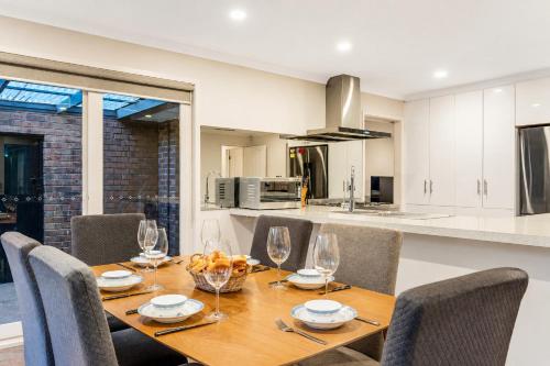 Relaxing 4BR Wantirna Home Everything You Need in 萬提那