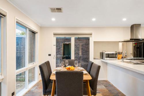 Relaxing 4BR Wantirna Home Everything You Need in 萬提那