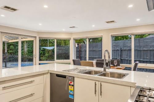 Relaxing 4BR Wantirna Home Everything You Need in 萬提那