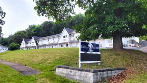 The Falls Motel - 2 Mi to " Watkins Glen State Park, Wineries " and 4 Mi to Watkins Glen International Track " The Glen "