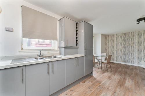 Spacious 2BR Springfield Flat with Free Parking in Glasgow