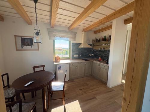 Kitchen, Levendula Apartman in Buzsak