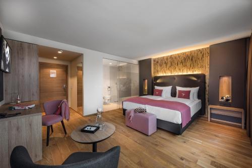 1 queen bed, 1 sofa bed