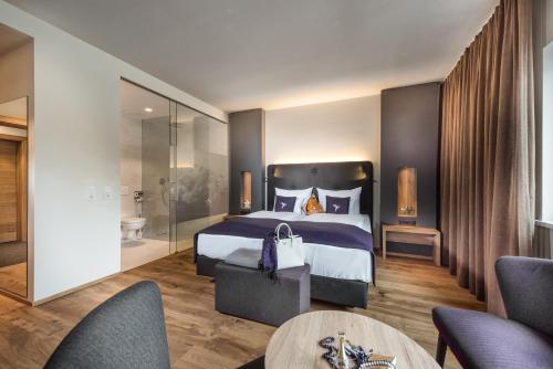 1 queen bed, 1 sofa bed