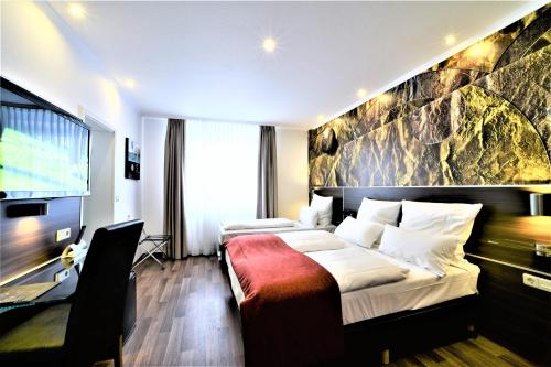 1 queen bed, 2 twin beds
