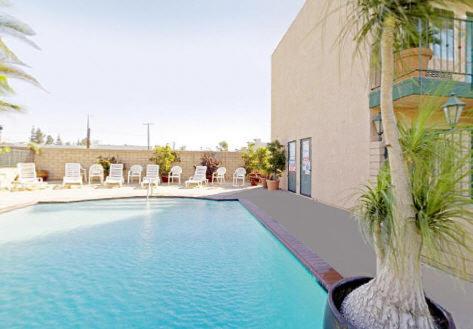 Vista exterior, Americas Best Value Inn & Suites Fontana in Fontana (CA)