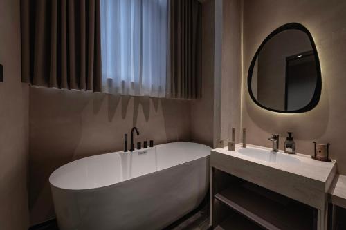 Yanju HOTEL Designer Homestay -Xi'an Bell and DrumTowers Yongningmen Metro Station Branch - image 3