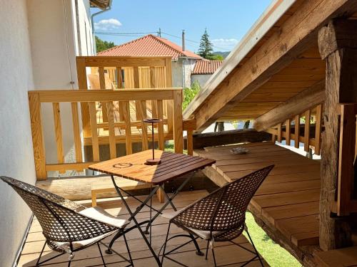Balcony/terrace, Vila Kobdilj 1835 Historic Homestead with Shared Courtyard in Stanjel