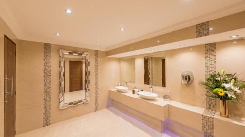 The Victoria Hotel - image 2