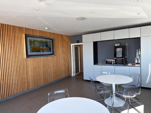 Jagatud salong / TV-ala, Maby Park & Hotell in Marsta