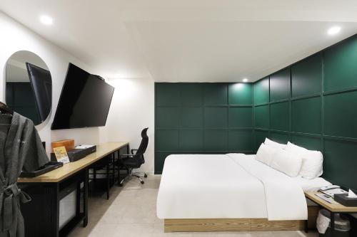 Jamsil Tomgi Hotel Room Type - [Renovated in 2026] Standard Double Room - Free Snack Service
