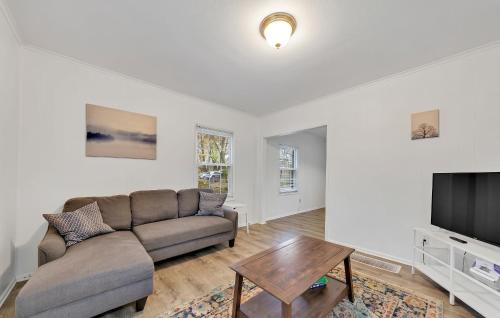 Jungle House Luxury Homes - Columbus Downtown Short North - Near Convention Center & Nationwide Arena - Free Parking - Pet Friendly - Over 5 800 Five Stars