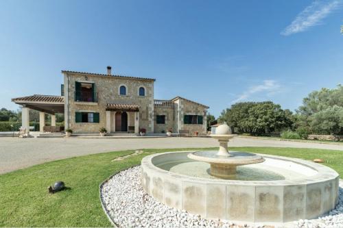 Villa Avrelia Spacious 4-bedroom country house with private saltwater pool, gym, large private garde in Algaida