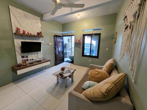gedeelde lounge/tv-ruimte, Little Malang Hostel小玛瑯青年旅舍 in Malang