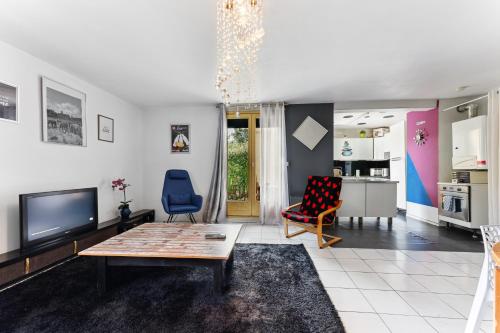 Közös társalgó / TV, Spacieux, avec 3 chambres, grand salon et jardin in Lognes