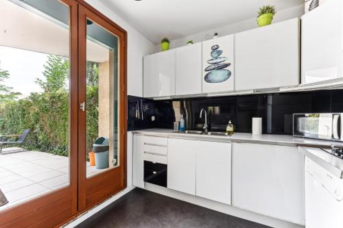 Konyha, Spacieux, avec 3 chambres, grand salon et jardin in Lognes