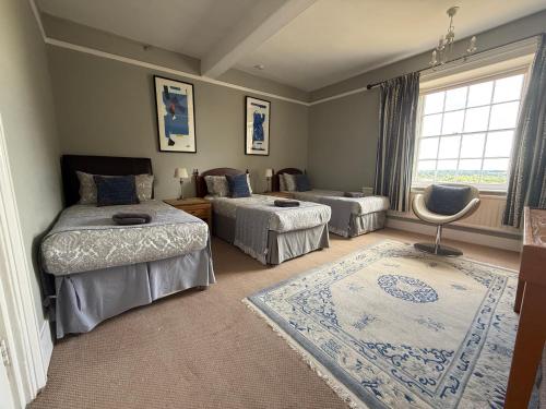 1 queen bed, 2 double beds