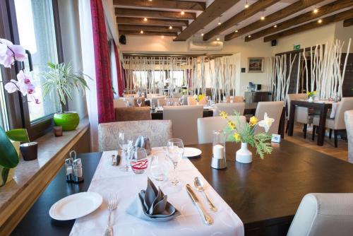 Ресторан, Hotel Saint Fiacre in Буршид