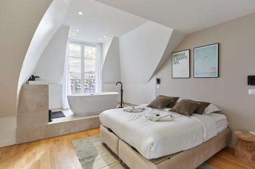 Spacious 3 Bedroom Apartment - Luxe Trocadero