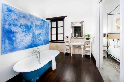 room detail thumbnail 1