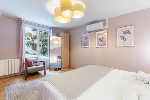 Exceptional triplex with 6 bedrooms & air conditioning