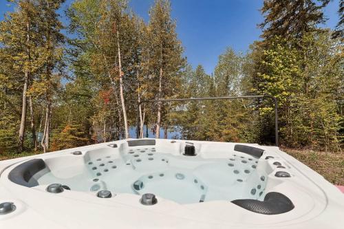 Spa & Direct lake access - Le Baska in Ферм-Ньов (Кебек)