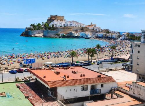 ESTUPENDO APARTAMENTO CÉNTRICO EN PRIMERA LINEA DE PLAYA CON VISTAS AL CASTILLO Y AIRE ACONDICiONADO
