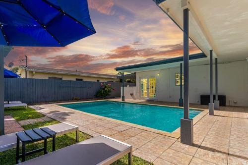 Ventur Oasis Cozy Hollywood Private Pool Retreat in Emerald Hills