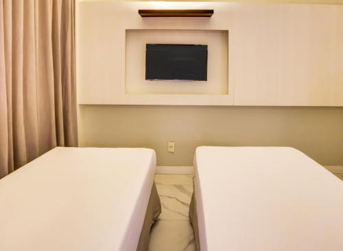 2 twin beds