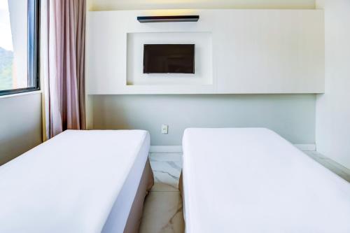 2 twin beds