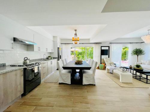 Metro Country Villa with BBQ and private pool in Juan Dolio for 6 in Juan Dolio Town Center