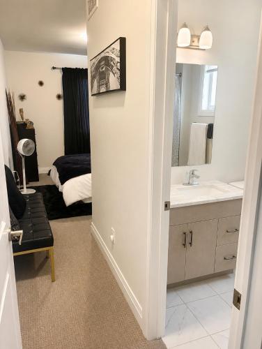 Cozy Navy Retreat-Private Ensuite in Cumberland (ON)