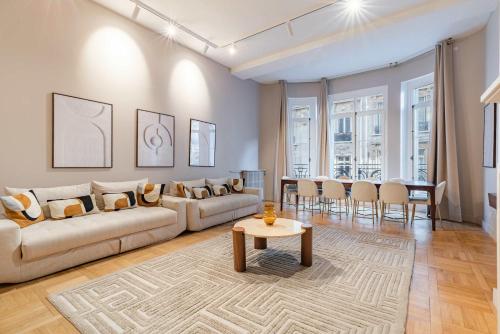 Spacious and elegant 2BR airconditioned Trocadéro