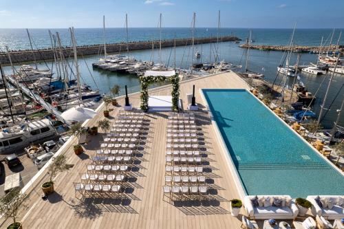 Svømmebasseng, The YACHT - By Fattal Limited Edition in Herzliya