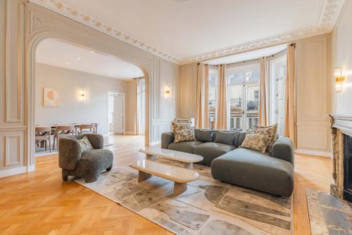 Elegant and Spacious 4-Bedroom Apartment in Paris 16th