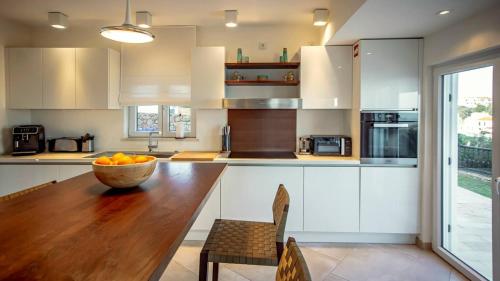 Algarve Villa with Pool, Jacuzzi and Benagil Views in เบนากิล