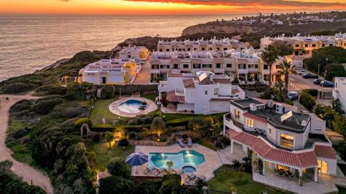 Algarve Villa with Pool, Jacuzzi and Benagil Views in เบนากิล