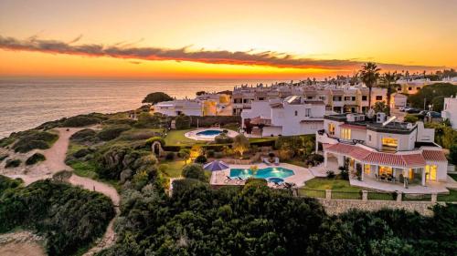 Algarve Villa with Pool, Jacuzzi and Benagil Views in เบนากิล