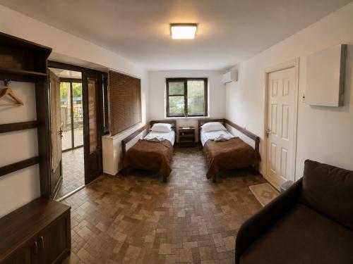 2 twin beds, 1 sofa bed