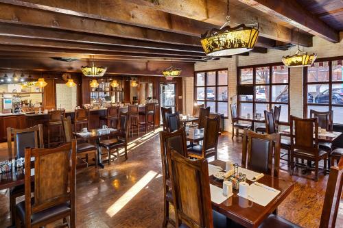 Restaurant, Dude Rancher Lodge in Billings (MT)